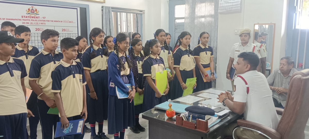 ಈ ದಿನ ಚನ್ನಪಟ್ಟಣ ಸಂಚಾರ ಪೊಲೀಸ್ ಠಾಣೆಯಲ್ಲಿ ಬಿ.ಜೆ.ಎಲ್.ಪಬ್ಲಿಕ್ ಶಾಲೆ ಚನ್ನಪಟ್ಟಣ  ಟೌನ್ ಮಕ್ಕಳಿಗೆ  ತೆರೆದ ಮನೆ ಕಾರ್ಯಕ್ರಮದ ಅಂಗವಾಗಿ ಮಕ್ಕಳಿಗೆ ರಸ್ತೆ ಸಂಚಾರದ ಬಗ್ಗೆ ಅರಿವು ಮೂಡಿಸಲಾಯಿತು.