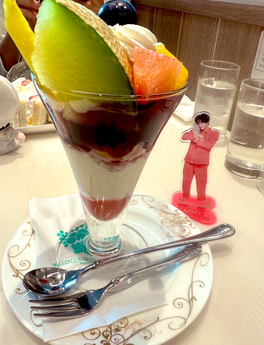 昨日は銀座でダブルヘッダー
10ティー見てきた😆✨
商品は4階だったけど、5階のイヤホンとかテレビのとこのスマホが健人くん画面で嬉しかった
次男に買うか悩み中…

#10ティー 
#ソニーストア銀座
#爆誕ティー
 #xperia10vii