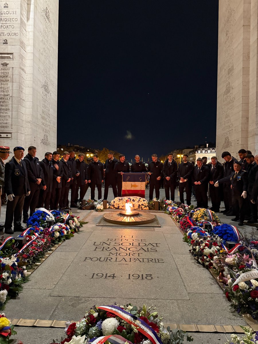 🇫🇷🏉 EN IMAGE | L’équipe du XV de France était hier autour de la flamme sur la tombe du Soldat inconnu.