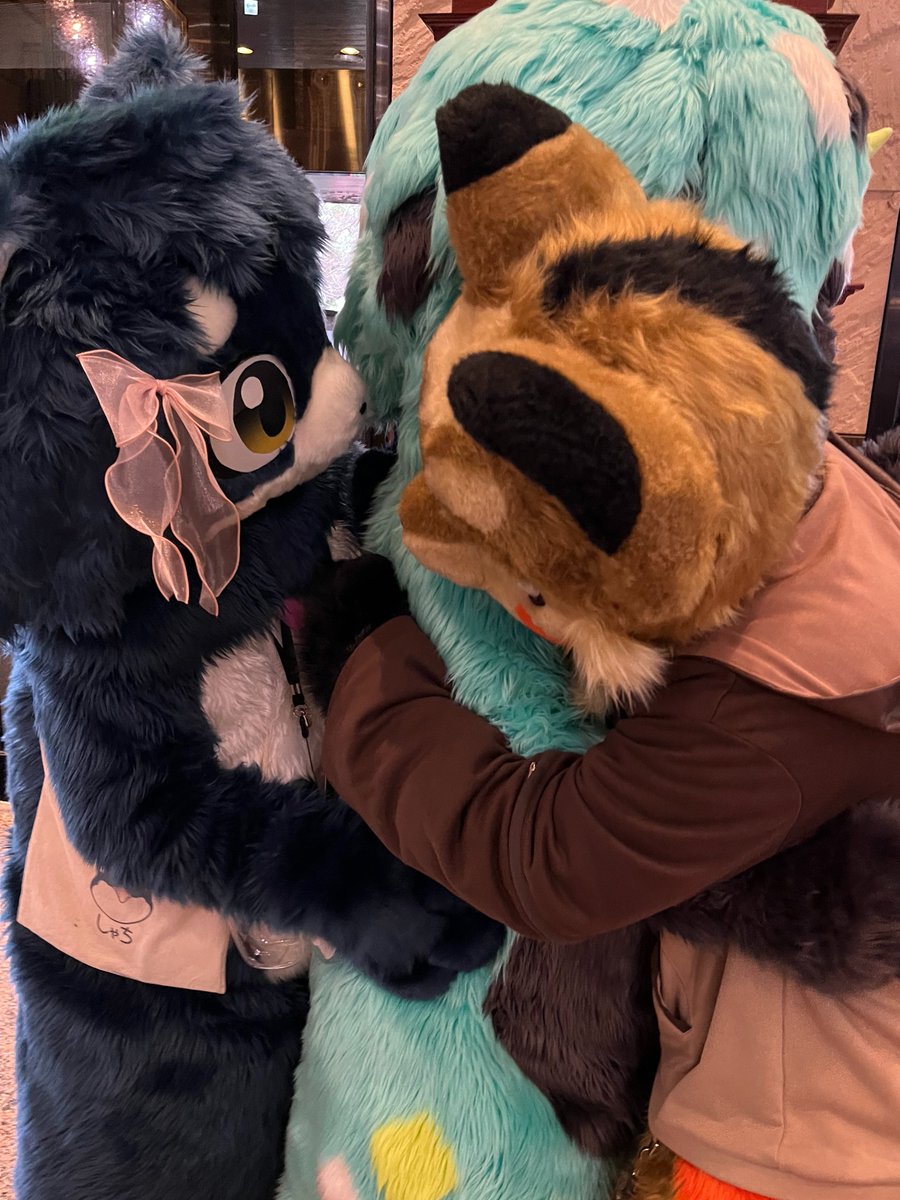 🦊✨🔥「二人ともとっても大きいんだよ！」
＃Kemocon18
#工房長みてるー