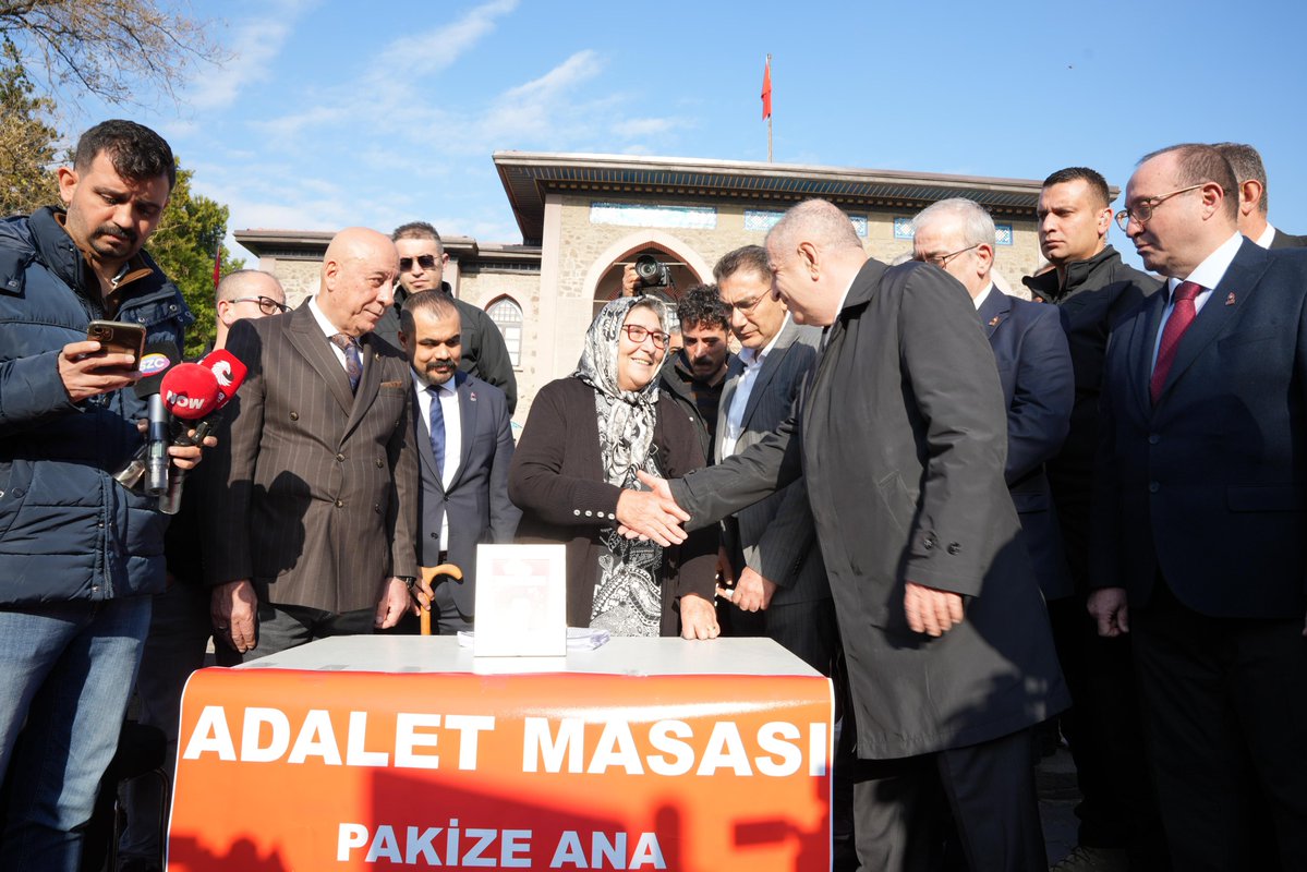 Evladını vatan uğruna kaybetmiş bir annenin onurlu duruşu, adalet arayışı ve kararlı mücadelesi hepimize sorumluluk yüklemektedir.

Zafer Partisi olarak Pakize Annemizin ve tüm şehit ailelerimizin daima yanındayız; onların sesi, bizim sesimizdir.

Pakize Annemizin haklı davası