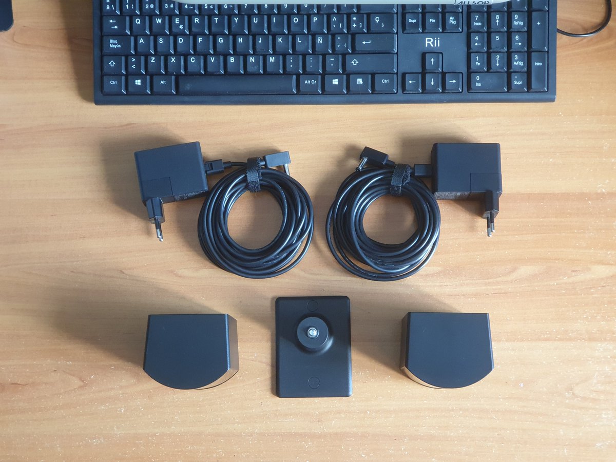 Vendo estaciones base Valve para diferentes visores VR.