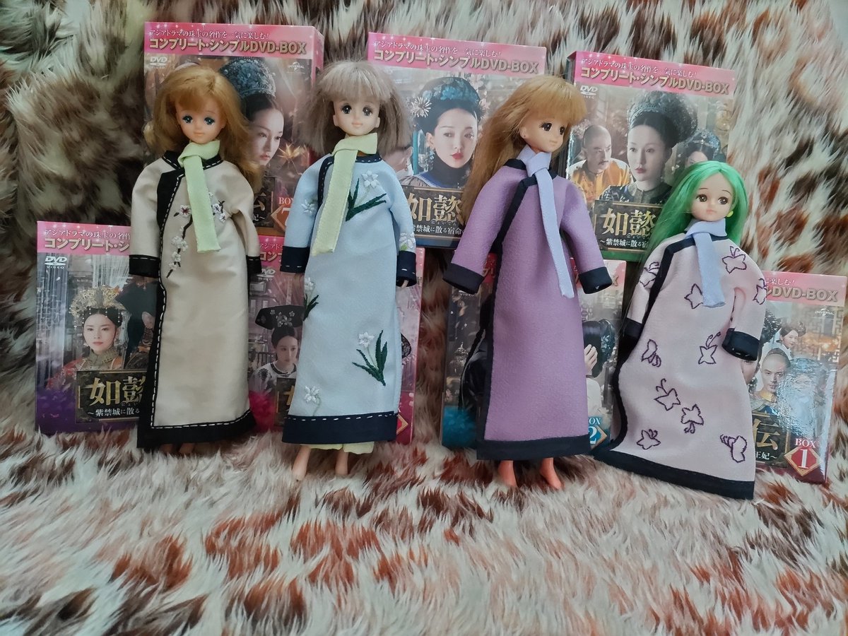 rzn_4's tweet image. #如懿伝
今回の放送に合わせて作成した旗袍たち。
最初は蝶をサテンステッチで刺繍するとか私の腕ではとても無理だなと、アウトラインステッチで臨んだ結果グダグダに。
冷宮衣装のあと意を決してサテンステッチにチャレンジしました。
次の無料BS再放送(あるのか？)までにはもっと腕を上げたいです。