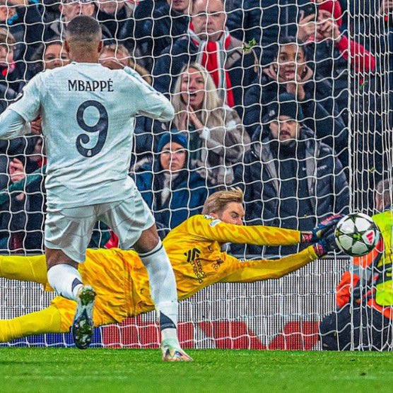 centregoals's tweet image. 🚨🚨| BREAKING: Pierluigi Collina, head of Fifa&apos;s referees&apos; committee, is considering SCRAPPING penalty rebounds in open play. 🥅❌

[@BBCMOTD]