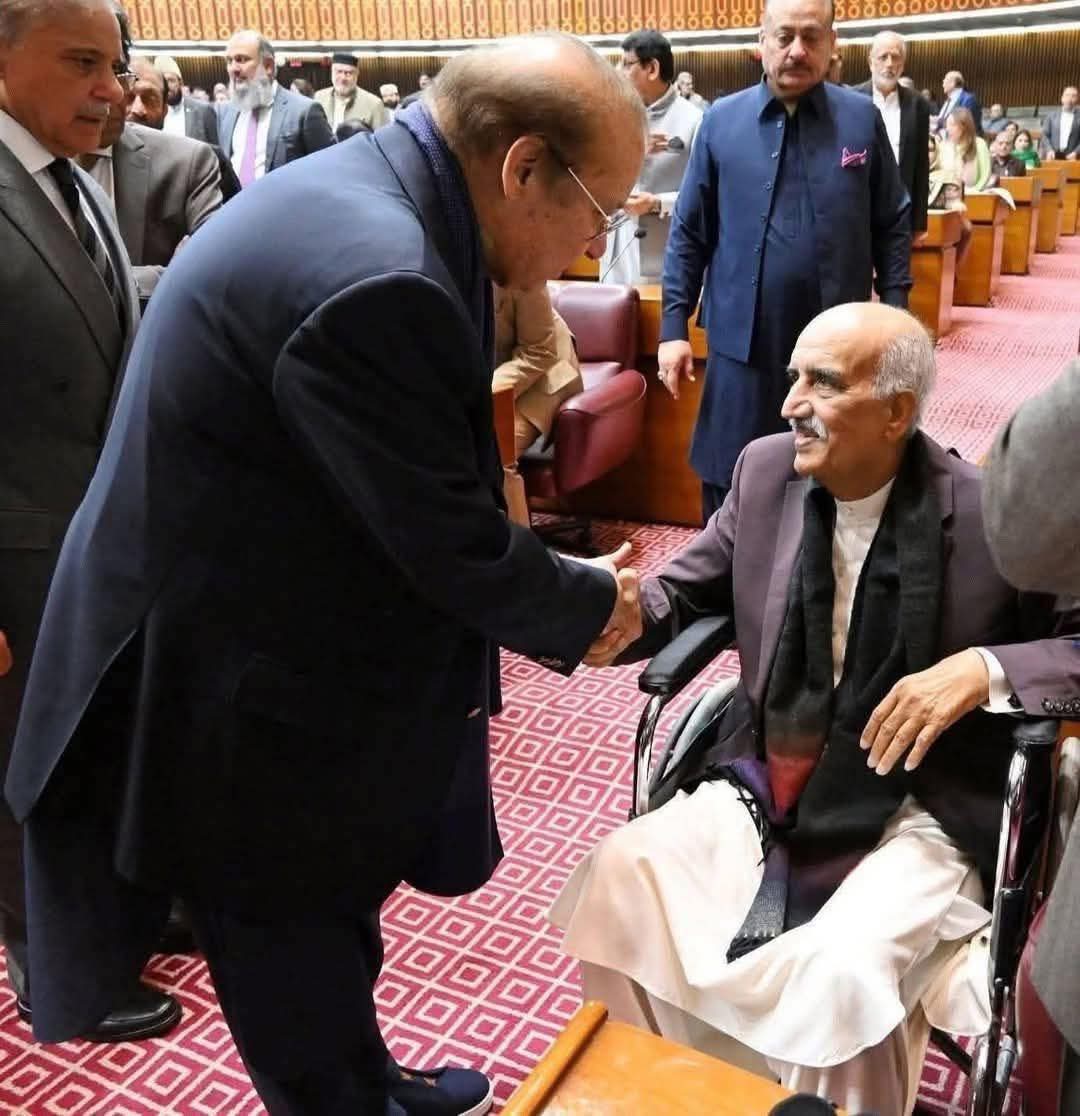 نوجوانو
موٹیویشن لو ،ایک مریض لندن سے اپنا  علاج ادھورا چھوڑ کر اور دوسرا سندھ سے اپنا علاج ادھورا چھوڑ کر اپنے کام پہ پہنچا ہے، ایک تم ہو کہ اپنے کاموں کے لیے گھر سے نکلنے کو گناہ سمجھتے ہو، اسی لیے تم ناکام ہو، ان پچھتر پچھتر سالہ بابوں سے سیکھو