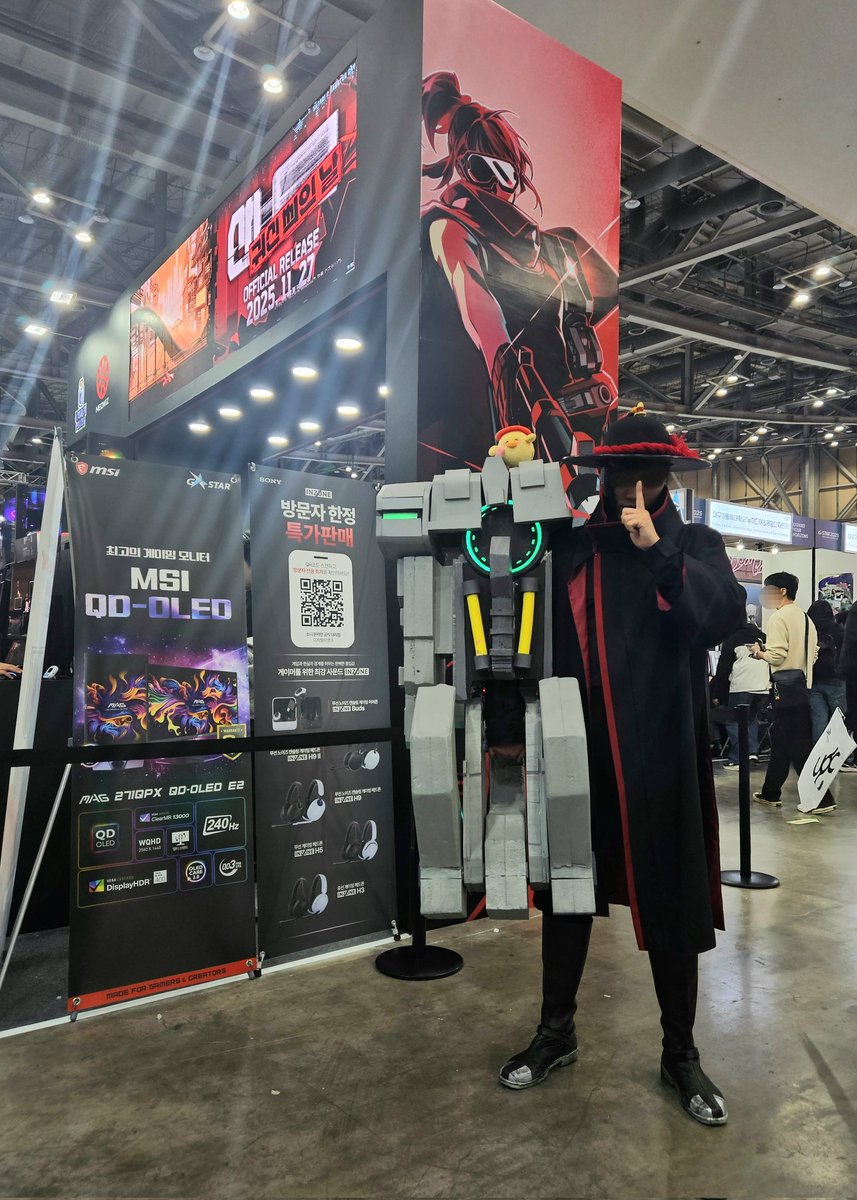 NEOWIZ_KR's tweet photo. 지스타 2025 분위기가 너무 뜨거워오!🔥
여기저기 놀러다니다가 준장님 발견!(@cos_bell_)
사진도 찍고 너무 영광이에오!
#지스타2025 #산나비 #gcon #NEOWIZ https://t.co/HPkj6bwB85