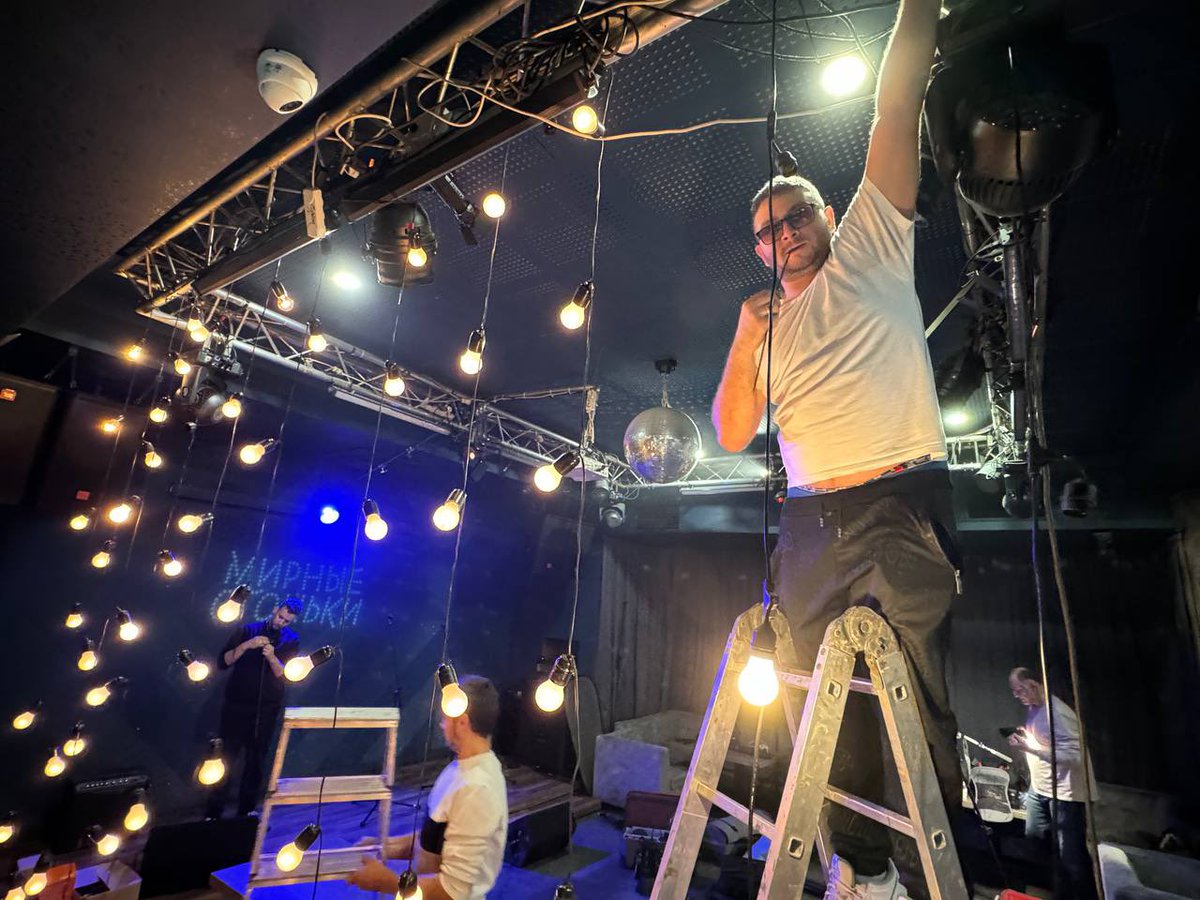 Сложно поверить, но второй раз подряд чемодан с аппаратурой, который мы высылаем с командой «Мирных огоньков» на съёмки в Европе, не попадает на самолёт и доставляется только на следующий день.

На этот раз мы послали команду в Кишинёв из Израиля. Каким-то чудом или с помощью РЭБ