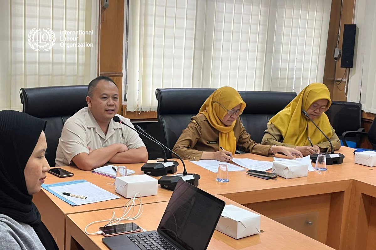 IndonesiaILO's tweet image. Apo kabar, Palembang? 👋

ILO bersama @LPEMFEBUI melakukan kunjungan ke Pemerintah Daerah Sumatera Selatan untuk mendukung penyusunan Peta Jalan Pengembangan Keterampilan dalam menghadapi transisi energi berkeadilan di sektor batu bara Sumatera Selatan ⚡️