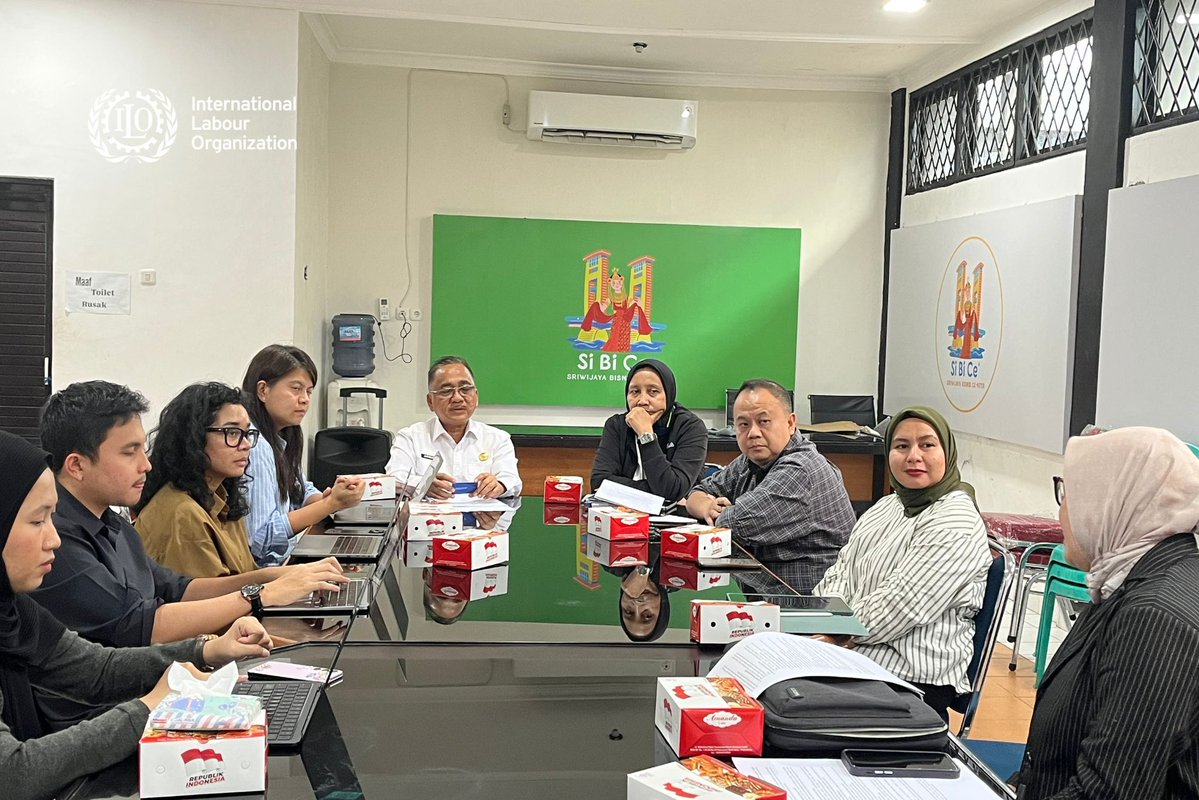 IndonesiaILO's tweet image. Apo kabar, Palembang? 👋

ILO bersama @LPEMFEBUI melakukan kunjungan ke Pemerintah Daerah Sumatera Selatan untuk mendukung penyusunan Peta Jalan Pengembangan Keterampilan dalam menghadapi transisi energi berkeadilan di sektor batu bara Sumatera Selatan ⚡️