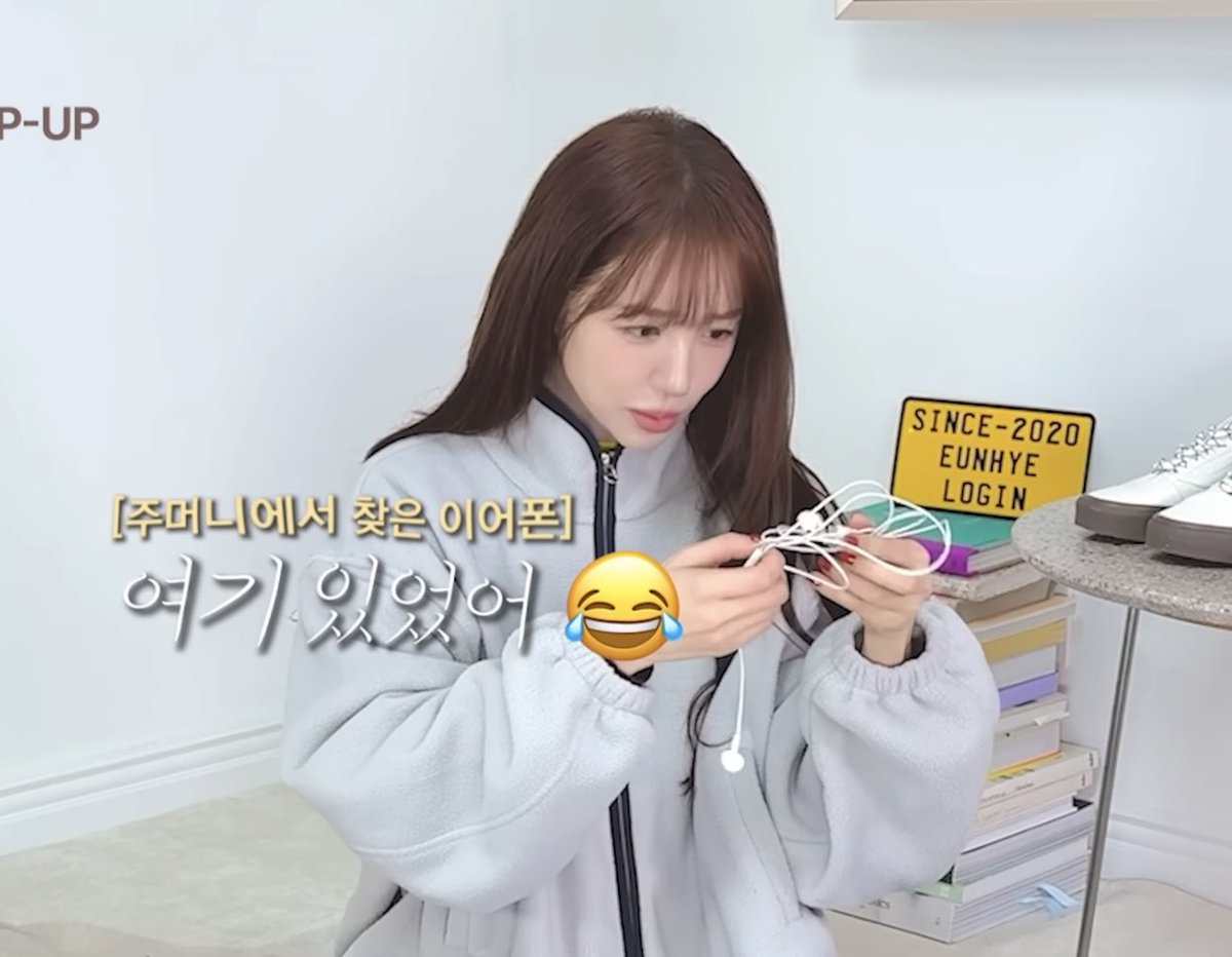 wsg_wonneolbi's tweet photo. 윤은혜 이어폰 네컷만화
.
.
.
이어폰 찾고 해삐강아디 됨😙 https://t.co/UeMVBUSX6I