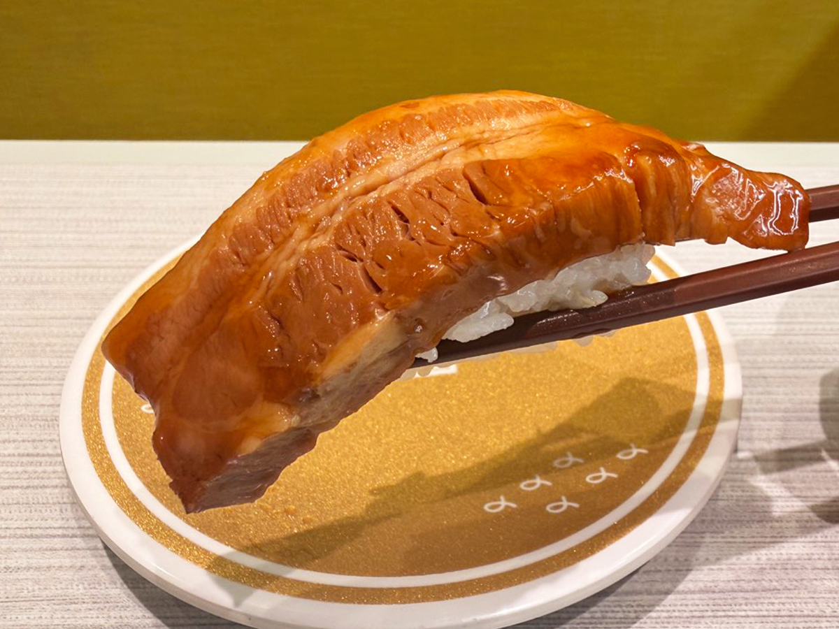 hamasushi_jp's tweet image. 醤油で甘辛くじっくり煮込むことで柔らかい食感に❣
口の中でお肉がとろける…(　´ސު｀)👍✨

#はま寿司 #大判豚角煮握り（からし付き）