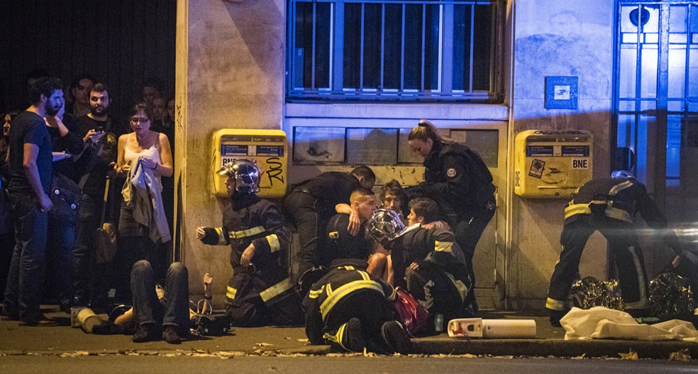 AdamChauvel's tweet image. 10 ans après les terribles attentats du 13 novembre 2015, le souvenir demeure, la douleur reste vive.

Une pensée profonde pour les victimes et leurs proches.
Une reconnaissance éternelle envers nos secouristes, pompiers, policiers et militaires. 

La France n'oublie pas.
