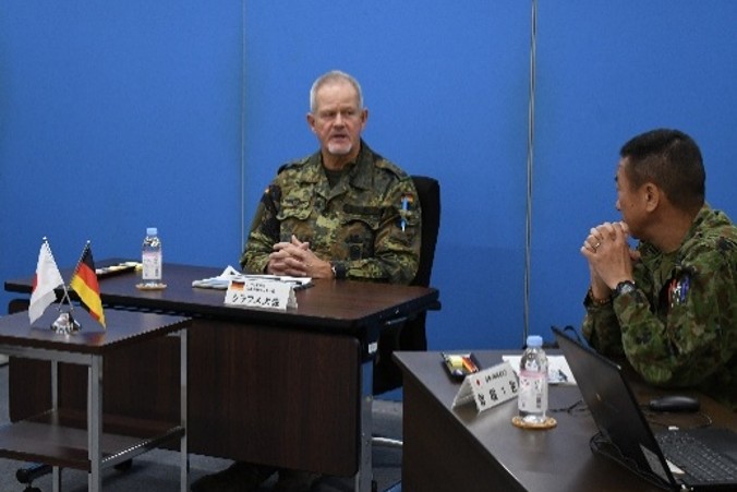 ipcat_gcc's tweet image. 国際活動教育隊は、独連邦軍国連訓練センター長ヴェルナー・クラフス大佐による来 訪を受入れました。日・独間の相互理解を促進して信頼関係の維持向上を目的とした防衛交流であり、課程教育の課目視察や意見交換などを実施しました。
#国際活動教育隊
#陸上総隊