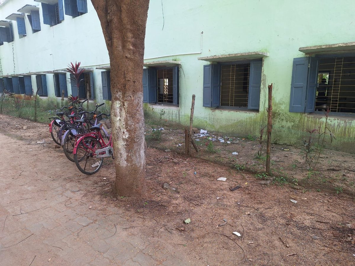 deepteemann's tweet photo. In Bhadrak Auto College,The outsourced staffs weren't working properly.But their wages withdrawn by Account Bursar,Mr Ajay Ku Sethy for his personal interest.Kindly look into this matter @rashtrapatibhvn @CMO_Odisha @SecyChief @dpradhanbjp @suryabanshibjp @DHE_Odisha @DM_Bhadrak https://t.co/wPPub7vB2a