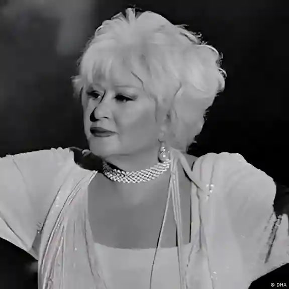 Yıllar önce bir yılbaşı programında koyu bir arabesk şarkı söylemiştim, doğrusu çok zor bir şarkıydı, o zamana kadar hiç tanışmadığım Muazzez Abacı iş edinmiş, telefonumu bulmuş, aradı, çok şaşırmıştım, ne kadar beğendiğini, tiyatrocuların çoğunun güzel şarkı söylediğini ama