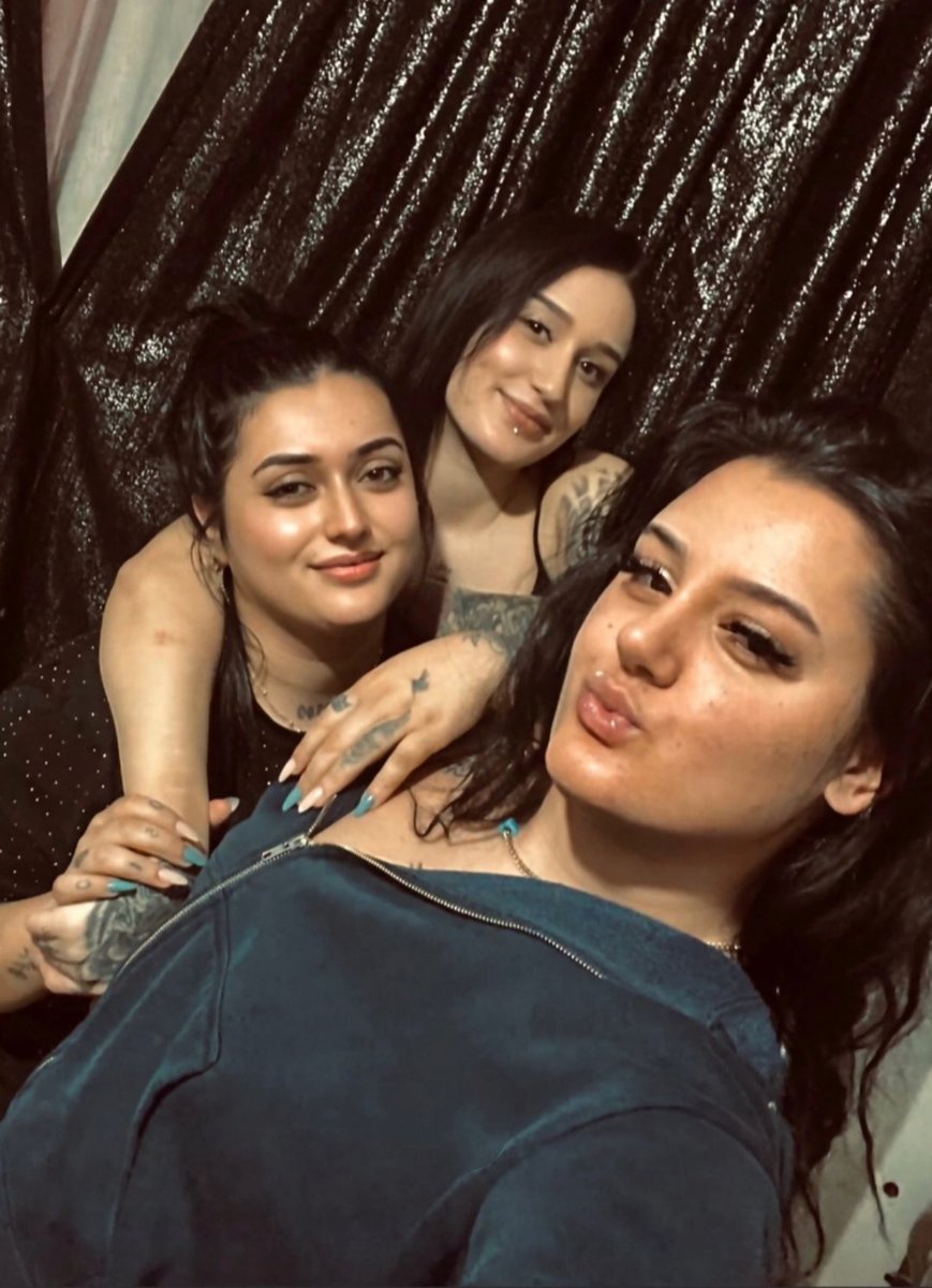 o odada olup şu ablalardan birine dönüşmek vardı şimdi