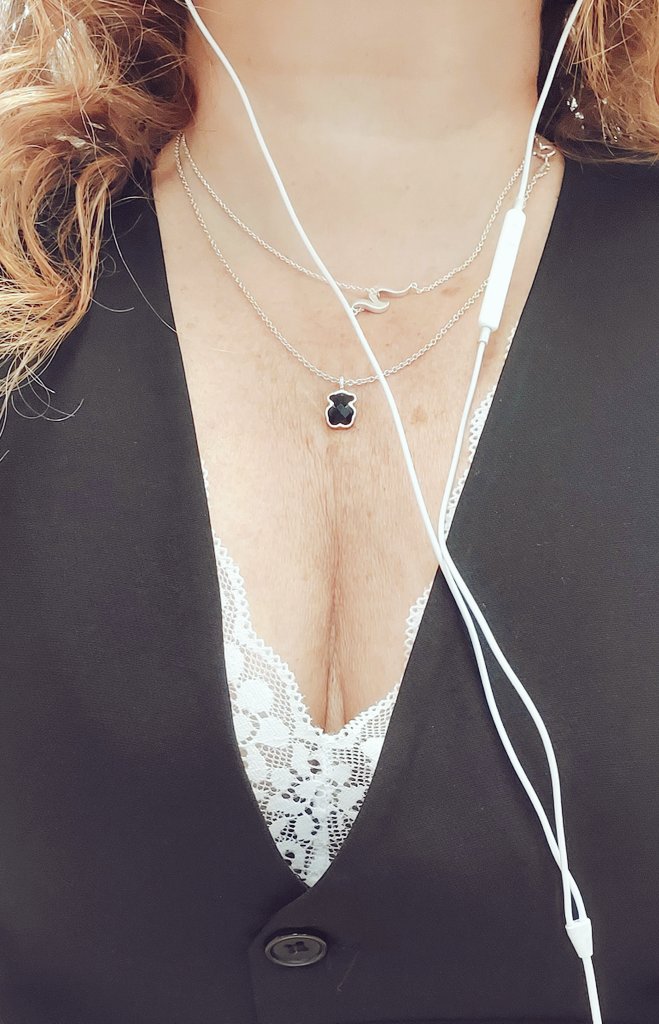 🎶 ... Por ti, destruiría los cielos
Por ti, demolería el infierno 
.... 
Él cabe en mi pecho
Y mi pecho ocupa su amor
Y, en su amor, me quiero perder ... 🎶
#Lux #dijoussensual
Bon diaaa ☕☕😘😘