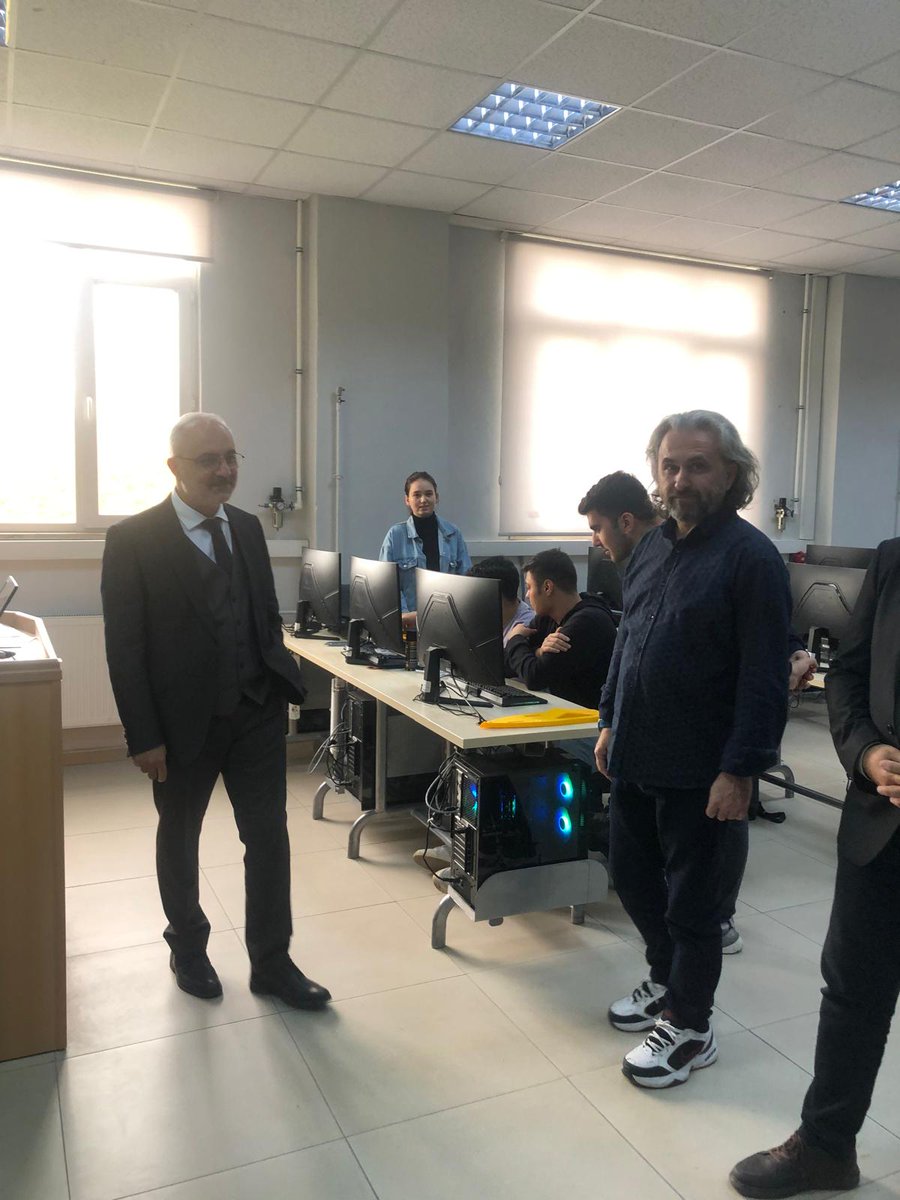 Rektör Yardımcımız Prof. Dr. Sinan Serdar Özkan ve Daire Başkanımız Hasan Türk, öğrencileri ve birimleri yerinde gözlemlemek, sorun ve talepleri ilk ağızdan dinlemek amacıyla gerçekleştirilen birim ziyaretleri kapsamında Arifiye Meslek Yüksekokulu’nu ziyaret etti.