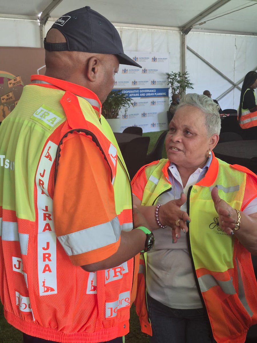 MMCKennyKunene's tweet photo. MMC for Transport, Cllr @Kenny_T_Kunene, joins hands with the CEO City Cleanup Programme to restore dignity and safety in the City of Johannesburg. Letโs keep Joburg clean! ๐งนโจ #JoburgCleanup #KeepJoziClean
@CityofJoburgZA @MyJRA https://t.co/5iHvJe5BdM