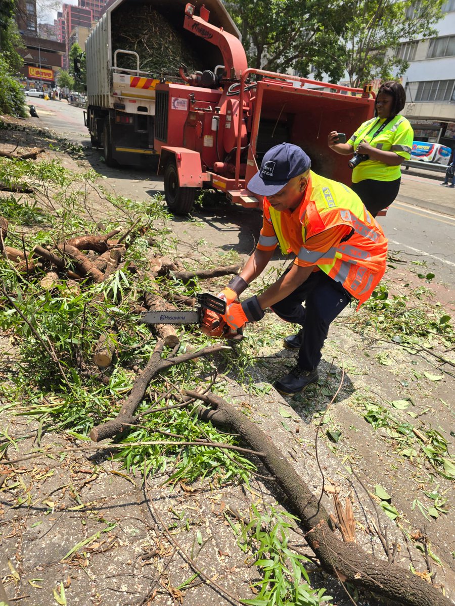 MMCKennyKunene's tweet photo. MMC for Transport, Cllr @Kenny_T_Kunene, joins hands with the CEO City Cleanup Programme to restore dignity and safety in the City of Johannesburg. Letโs keep Joburg clean! ๐งนโจ #JoburgCleanup #KeepJoziClean
@CityofJoburgZA @MyJRA https://t.co/5iHvJe5BdM