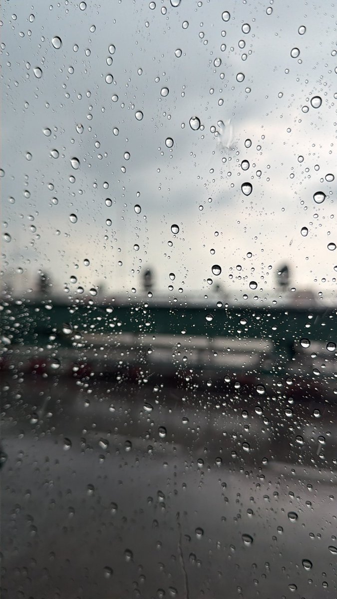 m34nismind's tweet image. ขับรถมาถ่ายงาน ฝนลงเม็ด ต้องนั่งรอบนรถ 
อยากเข้าห้องน้ำเลยกางร่มไปศาลหลักเมือง ยกมือไหว้1แมทช์ ฝนหยุด แดดเปรี้ยง 

ถ่ายเสร็จปุ๊บ ฝนกระหน่ำ 99สาธุ