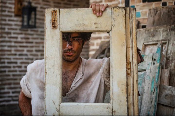 girll_iir's tweet image. ولی ما دخترا دستای رحیم نجار که قدر زندگی رو میدونه بیشتر دوس داریم. چیه دستای این منصور بامداد خمار که از قیافش داد میزنه من خیلی پاستوریزم و بابام پولداره