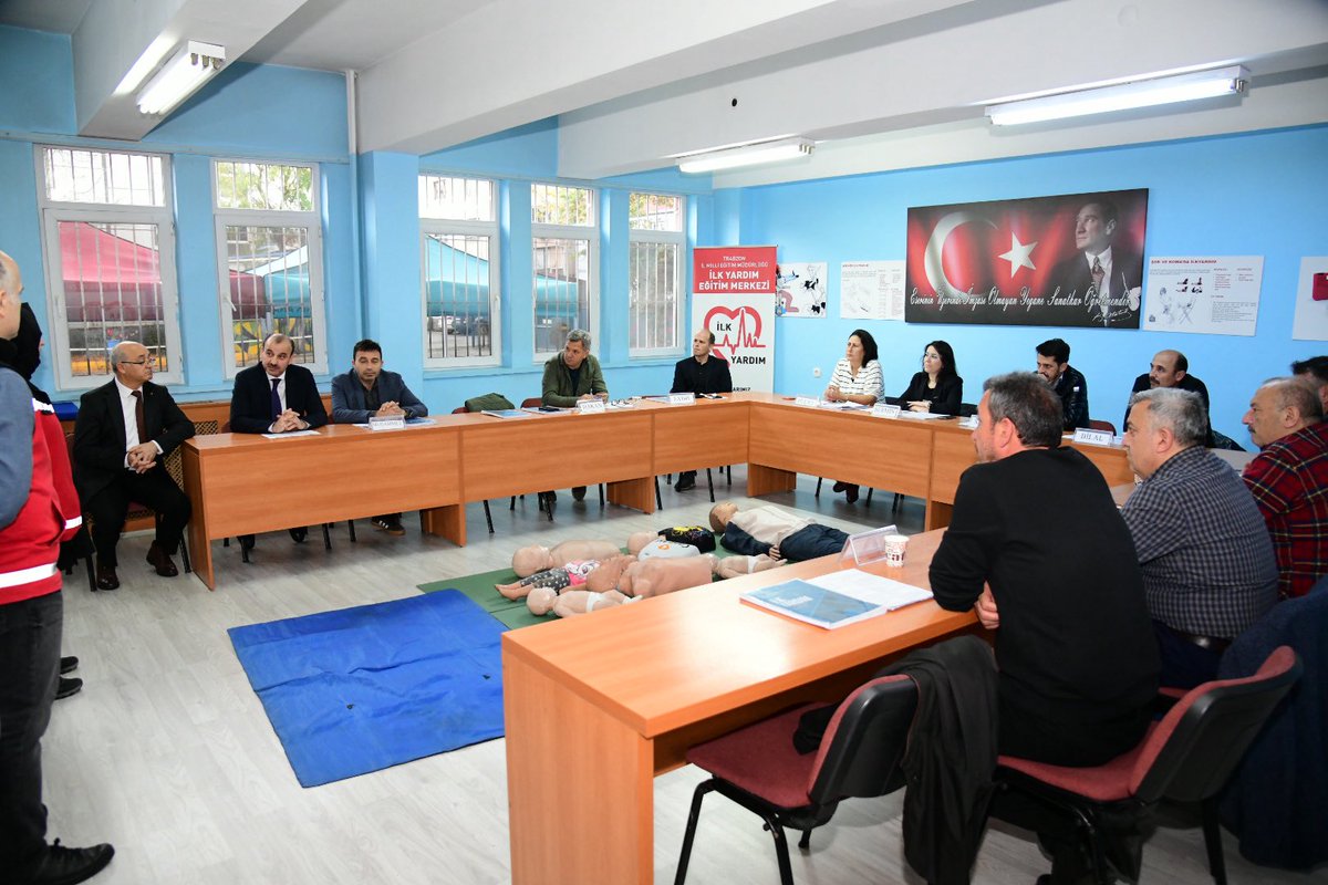 İl Millî Eğitim Müdürümüz Hasan Uygun, “Çocuklarımız İlk Yardımla Daha Güvende” projesi kapsamında, Trabzon İl Millî Eğitim Müdürlüğü İlk Yardım Eğitim Merkezinde öğretmenlere yönelik düzenlenen İlk Yardım Kursu'nu ziyaret etti.
<a href="/tcmeb/">Millî Eğitim Bakanlığı</a> 
<a href="/Yusuf__Tekin/">Yusuf Tekin</a> 
<a href="/hasan_uygun91/">hasan uygun</a>