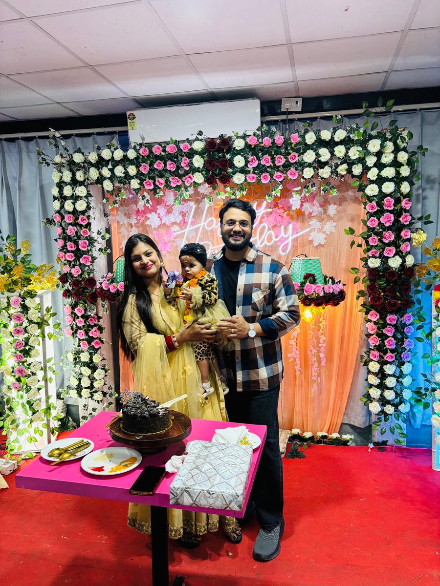 DeepakSing25147's tweet photo. HAPPY BIRTHDAY TARA/VIDHIKA SINGH . मेरी प्यारी गुड़िया।।
#birthday #celibration #pic https://t.co/mjsyKKBKn5