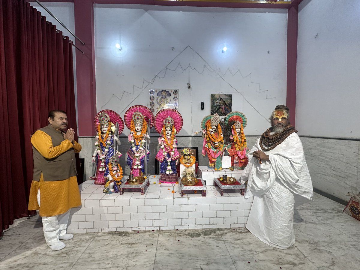 computerbaba3's tweet image. आज वसुंधरा, गाजियाबाद स्थित प्राचीन संकट मोचन श्री हनुमान मंदिर में श्री नरेंद्र भारद्वाज जी के साथ प्रभु श्री हनुमान जी के दर्शन करने का सौभाग्य प्राप्त हुआ। मंदिर की भव्यता और आस्था से परिपूर्ण वातावरण ने मन को शांति और ऊर्जा से भर दिया। संकट मोचन हनुमान जी से देश, समाज और सभी…