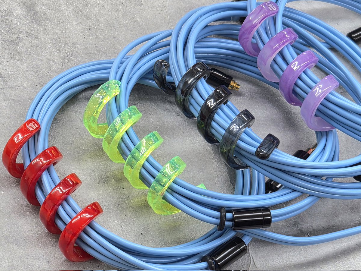 💎ラボ発NEWケーブル！Turquoise💎

11月18日発売の
「音質・耐久性・取り回し性」の三要素を高次元で融合させたケーブル
 ＼＼Turquoise(ターコイズ)／／

コネクターは『MMCX』『2PIN』対応で、T3-02の奥まったコネクターにも対応しています◎

🐱💭(くるくるとってもやりやすいよ〜)