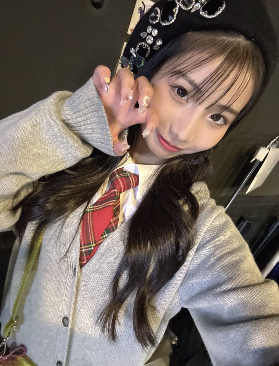 元気になった❣️
明日から学校もいけるぞ🥲←
写真はこの前のライブ！やっぱりまのはベレー帽💛
最近またネイルつけるのにハマってるの🫶🩷
この投稿のリプ返すね！！！みんなどんどんかいて！
#アイドル #中学生アイドル #制服 #ベレー帽 #jc