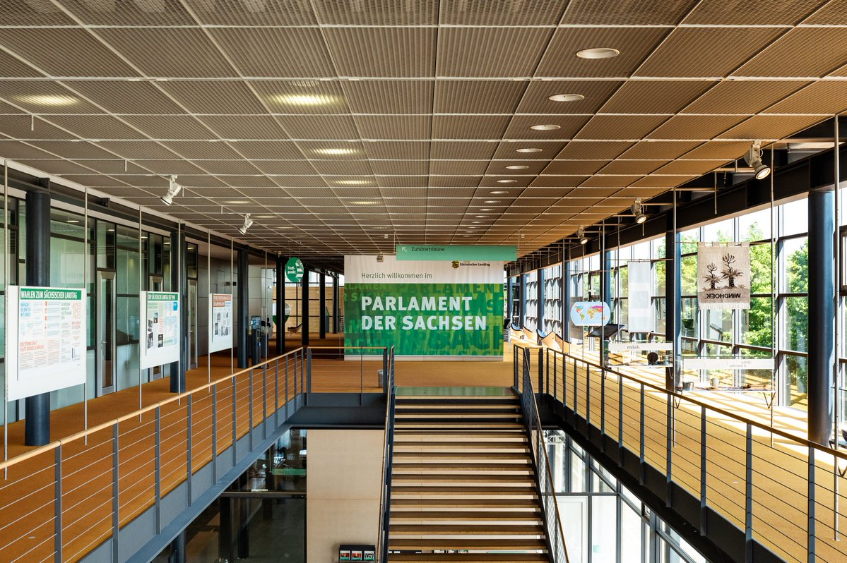 Eine Führung durch den #saxlt ohne  Anmeldung? Kein Problem! Für spontan Interessierte bieten wir offene  Führungen an. Sie erfahren Interessantes über Ihr Parlament und  können im Plenarsaal Platz nehmen. Nächster Termin: Freitag, 14.11., 17 Uhr. landtag.sachsen.de/de/service/bes…
