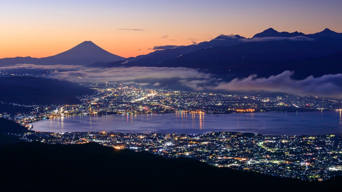 諏訪富士 夕暮れ時の富士山と諏訪湖に街の灯り #富士山 #諏訪湖 #夜景 #夕闇 #夕暮れ