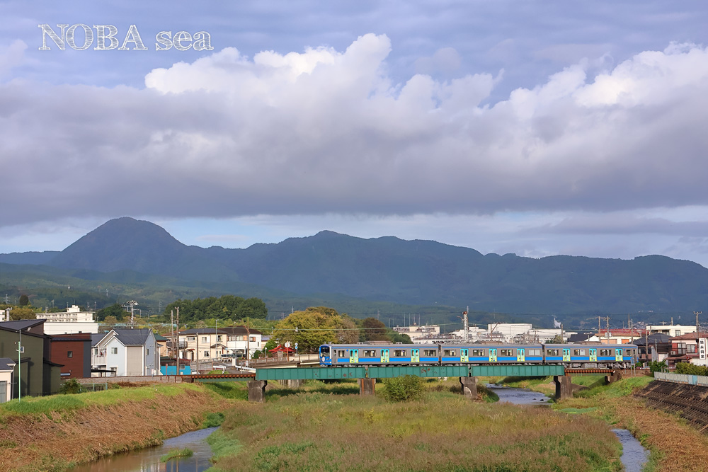 tabicafe_kyoto's tweet image. 本日のブログ画像
tabitabitrain.blogstation.jp/archives/33350…
竹の越と大雄山線。左のコブのような山が矢倉岳ですが、地元では竹の越と呼ぶようです。ここ出身の母が教えてくれました。

＃矢倉岳 ＃竹の越 ＃いずっぱこ ＃伊豆箱根鉄道 ＃大雄山線 ＃塚原 ＃狩川 ＃鉄橋 ＃橋梁 ＃鉄道を撮影できることに感謝