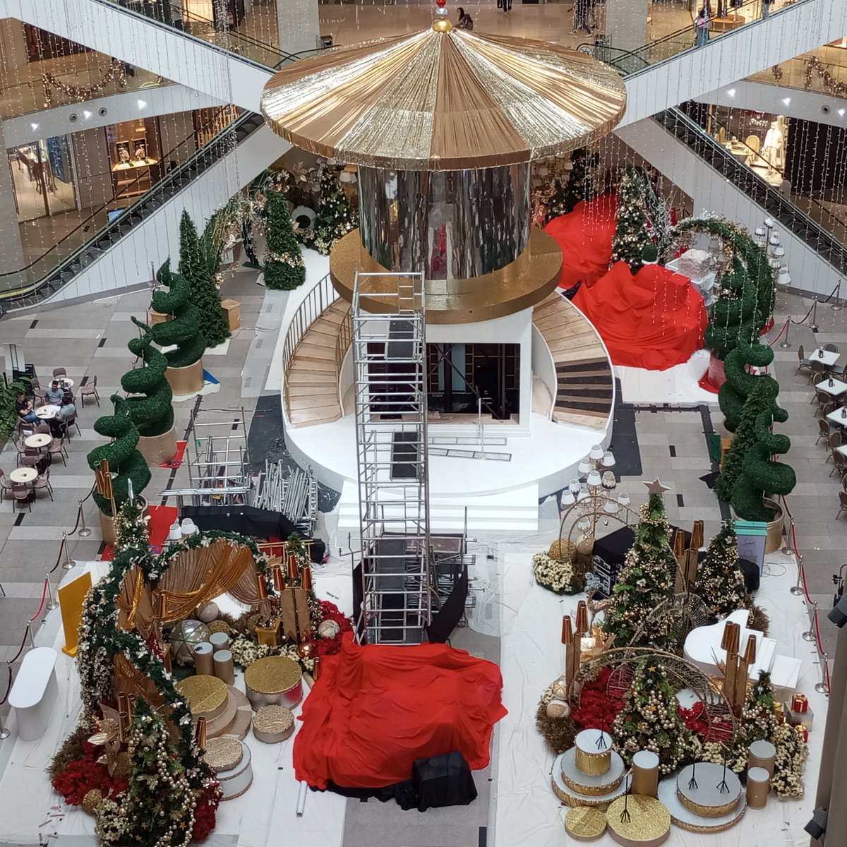 woadriene's tweet image. countdown to xmas @Pavilion_KL  enchanting shoppers with festive decorations