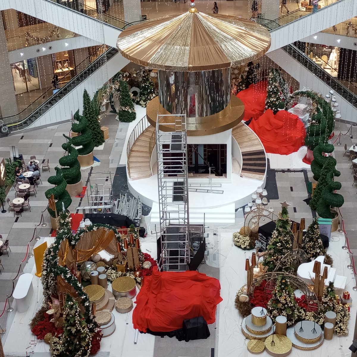woadriene's tweet image. countdown to xmas @Pavilion_KL  enchanting shoppers with festive decorations