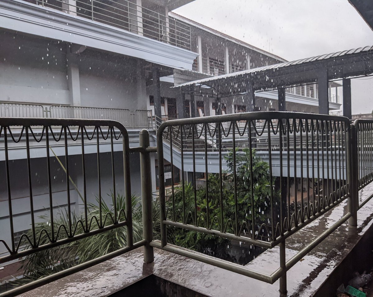 “Kejebak udan iso ngiyup,
Nek kejebak kenangan iso opo?” 😅