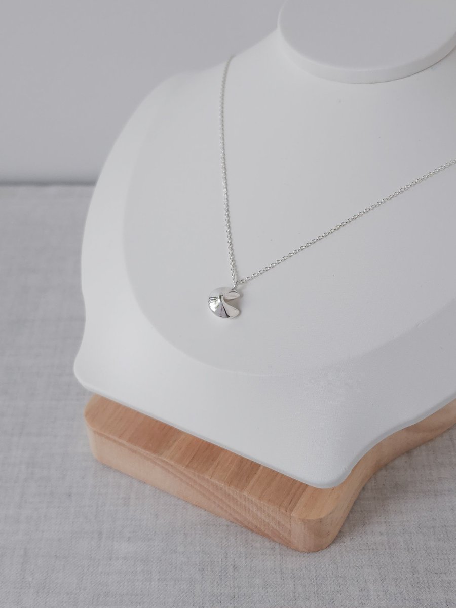 모운 디저트 시리즈 No.11
🍀행운을 담은 포춘쿠키 목걸이