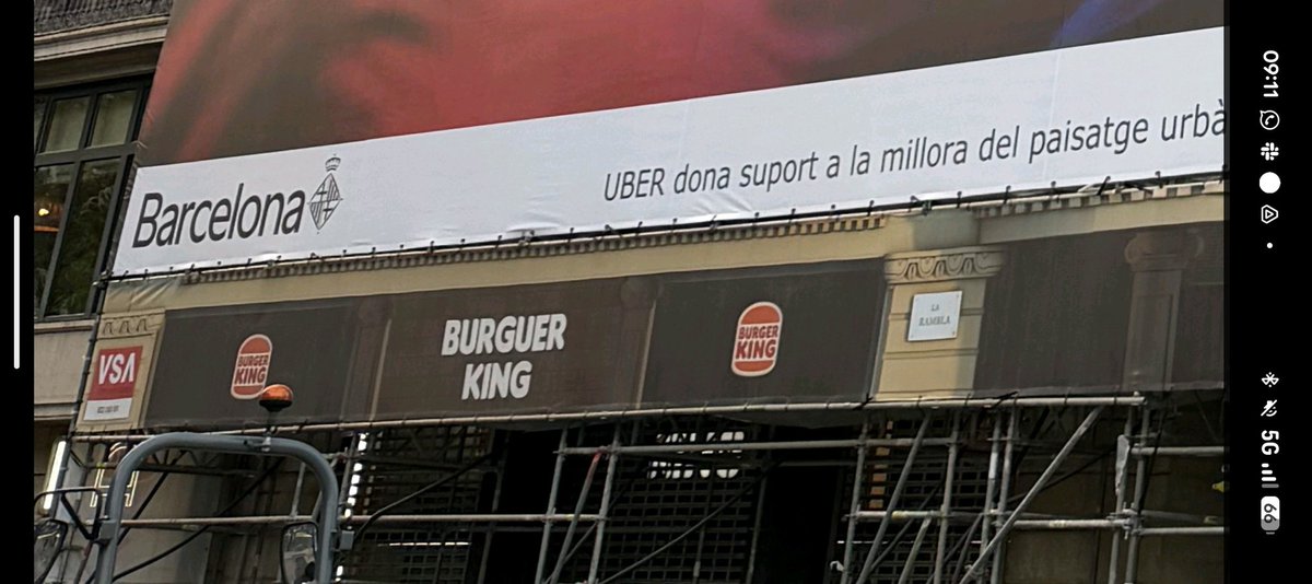 _ngt__'s tweet photo. @burgerking_es hola! Tenéis un spelling/branding issue en Placa Cataluña, Barcelona 🫣 cc: @BurgerKing https://t.co/lHfXwdLdfe