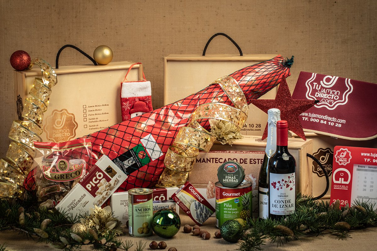 Delicatessenred's tweet image. Ya huele a #Navidad 🎄🎅. Y no hay mejor forma de celebrarla que con el #sabor de un buen jamón y embutidos #ibéricos de #Guijuelo. En @TuJamonDirecto ya tienen listas las #cestas y surtidos de Navidad. ✨ ¡Encarga la tuya antes de que vuelen! 😉 acortar.link/pLJJAk
