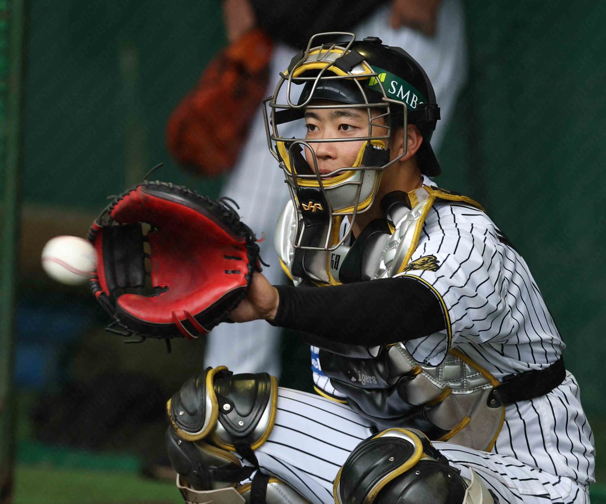 ブルペンで投手の球を受ける ＃中川勇斗 選手。