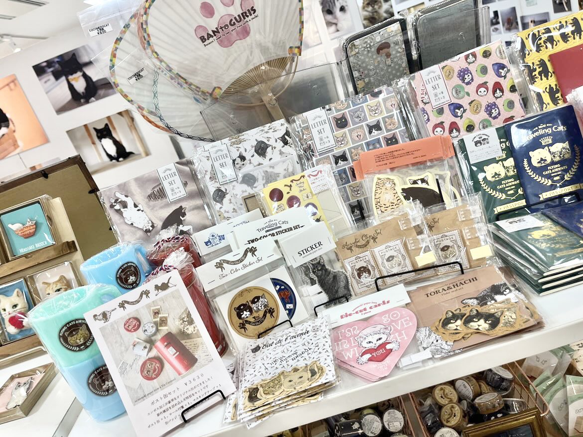 n_e_m_u_n_o_k_i's tweet image. #ねこ休み展 in ルクア大阪
好評開催中です！
こんな感じでもりもり並べていただいてます♪
（画像のようなブースが3段ございます）

Via Carouselさんとのコラボグッズもたくさんお送りしました、大阪にお住まいのねこ好きさん、どうぞよろしくお願いいたします🐾✨