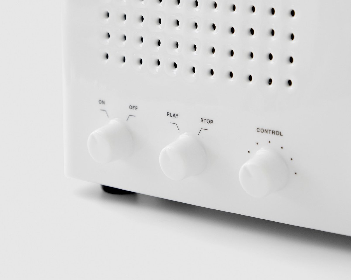 kkahmtm1105's tweet image. サブスクで音楽を流す時に、スマホの気配を消すための装置「dummy」
カバーは陶器なのでズシっと重く、音の雰囲気が良くなる。ツマミは全てダミー

これを焼き物で作るヤバさ、分かる人には分かるはず