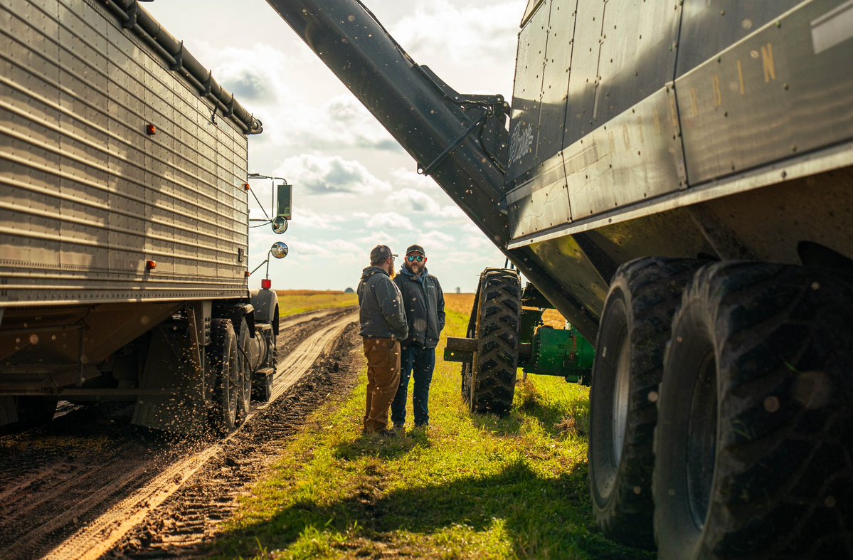 elmersmfg's tweet image. The HIVE Motherbin keeps harvest flowing, smooth, fast, and efficient.