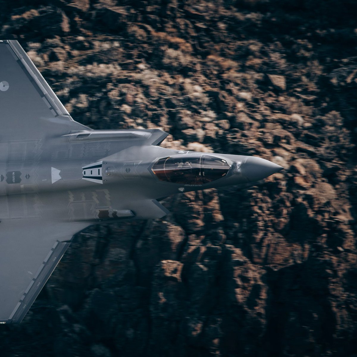 In Idaho 🇺🇸, <a href="/Kon_Luchtmacht/">Koninklijke Luchtmacht</a> 🇳🇱 F-35s fly low through Gunfighter Canyon to train realistic missions – 80% focused on striking targets &amp; staying unseen.

Low-level flying, live fire, high skill ✈️⛰️