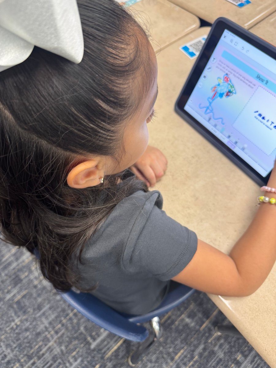 gccisd_edtech's tweet image. Hands-On Science! Mrs. Broussard’s kinder at San Jacinto Elementary scientists are using Seesaw to dive into the world of rocks, soil, and water, learning, creating, and sharing their discoveries! 🌍✨