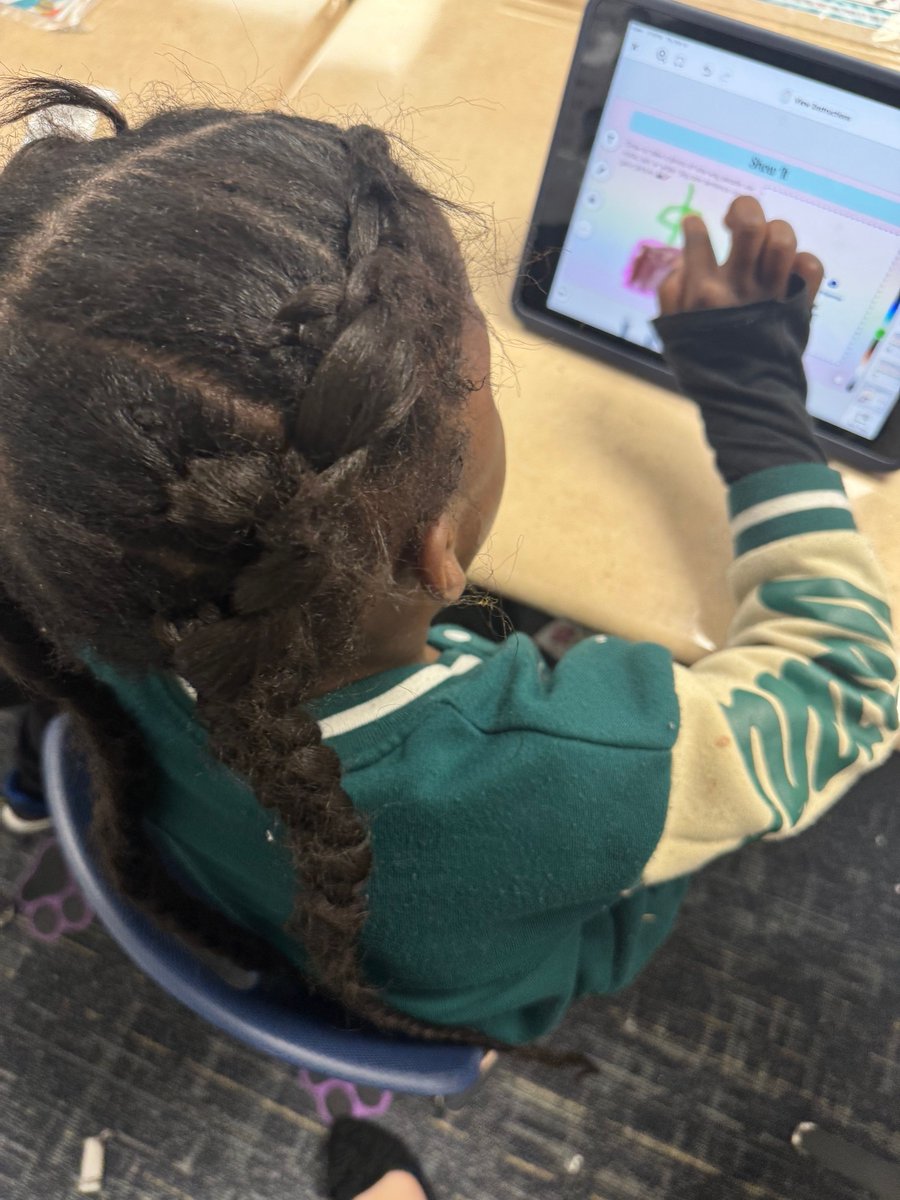 gccisd_edtech's tweet image. Hands-On Science! Mrs. Broussard’s kinder at San Jacinto Elementary scientists are using Seesaw to dive into the world of rocks, soil, and water, learning, creating, and sharing their discoveries! 🌍✨