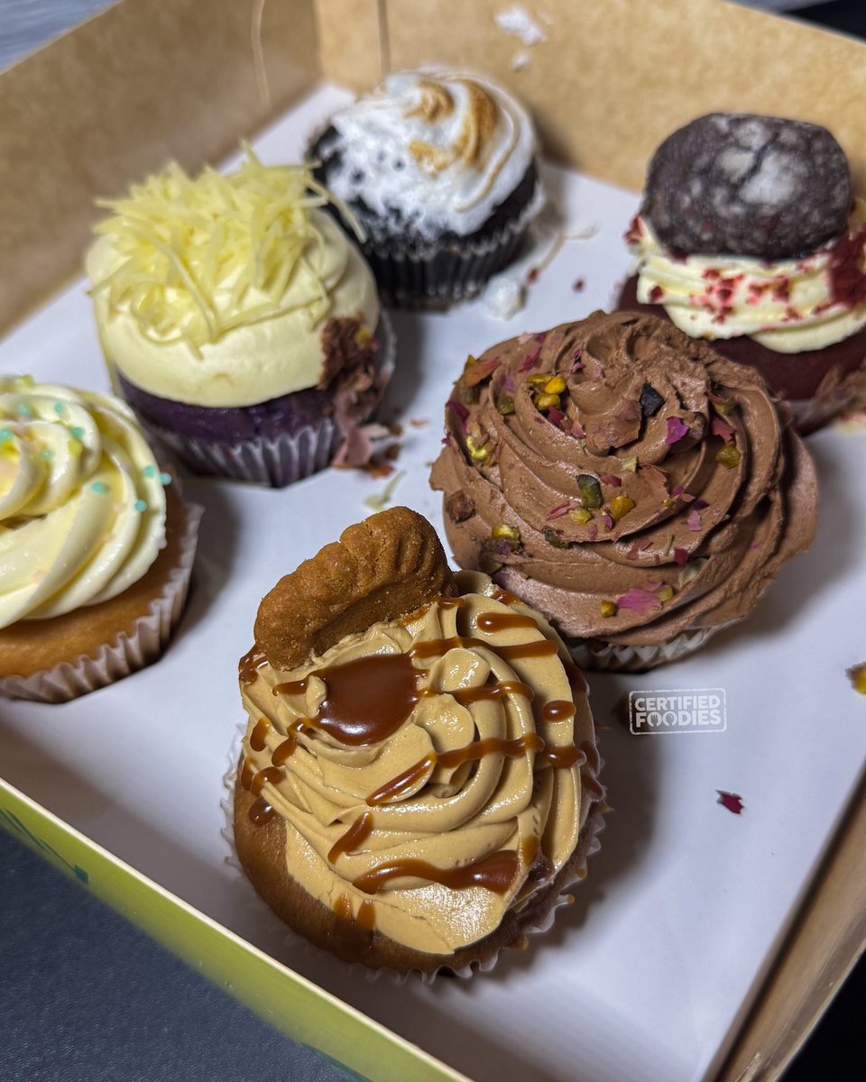 certifiedfoodie's tweet image. Conti’s Cupcake Bombs! 🧁

These #cupcakes come in 6 fun flavors: Red Velvet Crush, Choco Campfire, Vanilla Surprise, Cheesy Ube Swirl, Pistachio Dream, &amp;amp; Biscoff Burst.

Full quick review + ng Tiramisu &amp;amp; Burnt Basque Cheesecake to be posted tonight!

#ContisPH #Contis #dessert