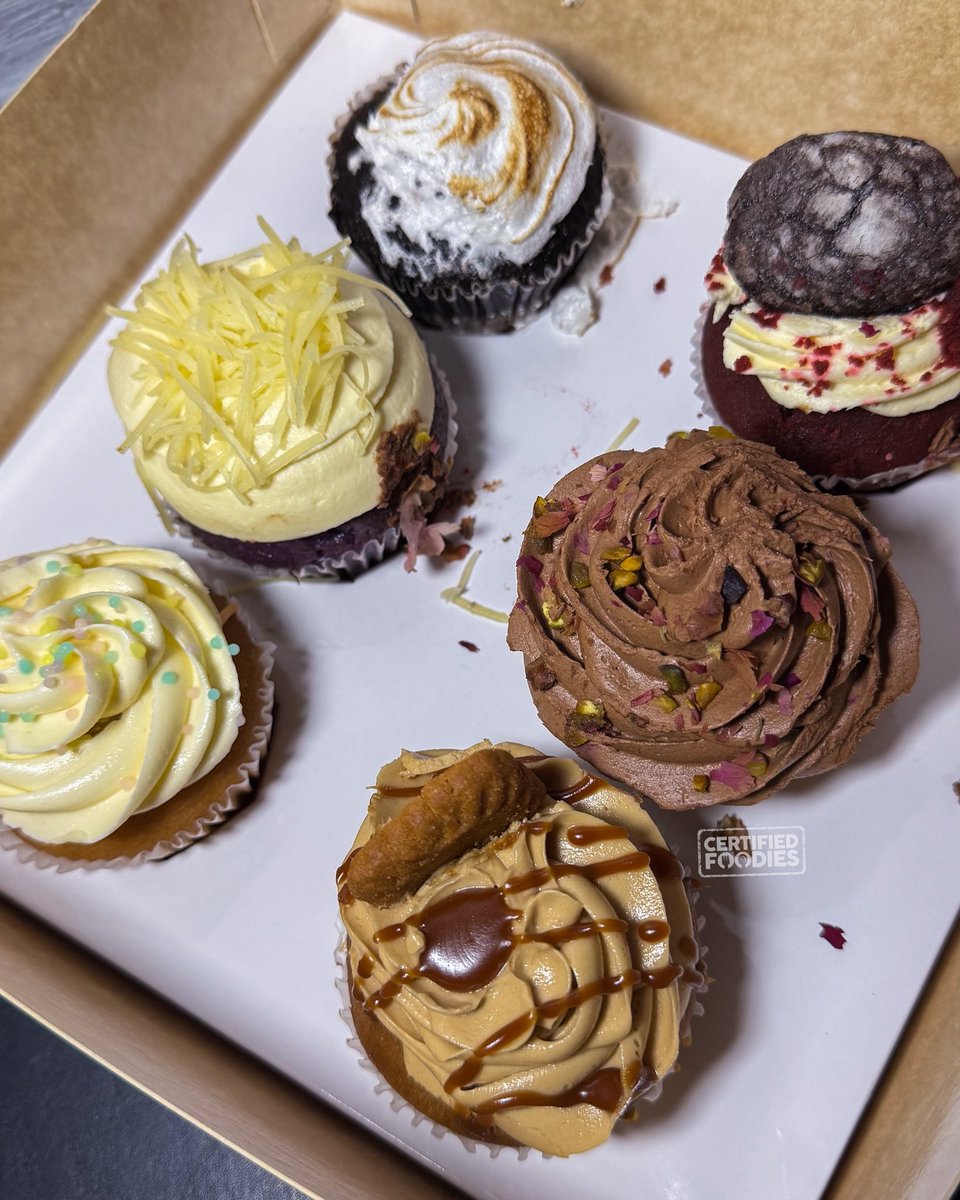 certifiedfoodie's tweet image. Conti’s Cupcake Bombs! 🧁

These #cupcakes come in 6 fun flavors: Red Velvet Crush, Choco Campfire, Vanilla Surprise, Cheesy Ube Swirl, Pistachio Dream, &amp;amp; Biscoff Burst.

Full quick review + ng Tiramisu &amp;amp; Burnt Basque Cheesecake to be posted tonight!

#ContisPH #Contis #dessert