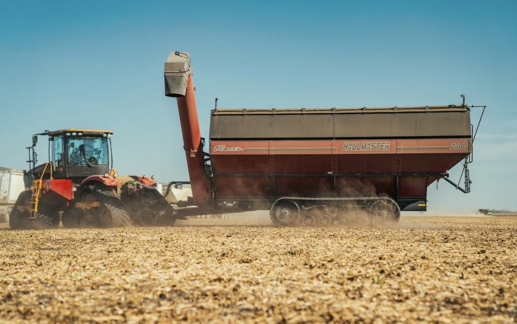 elmersmfg's tweet image. With Elmer’s HaulMaster Grain Cart, the bolt-together tank design means no seam failures and simple repairs when you need them. 

Fully powder-coated panels protect your cart from the elements so you can focus on getting the job done right.